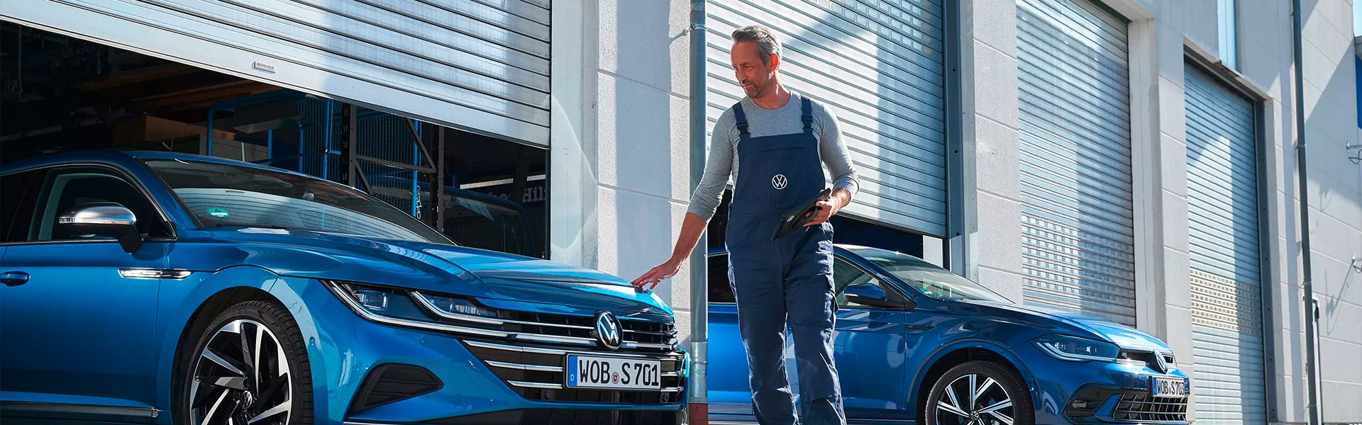 Ein Volkswagentechniker übernimmt ein Fahrzeug zur Wartung und Inspektion