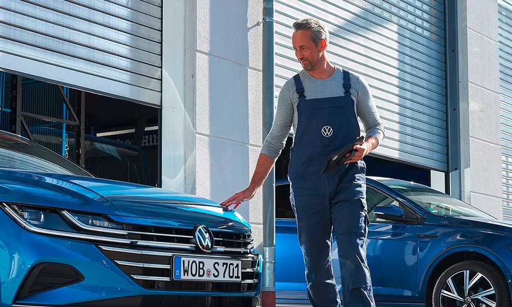 Ein Volkswagentechniker übernimmt ein Fahrzeug zur Wartung und Inspektion